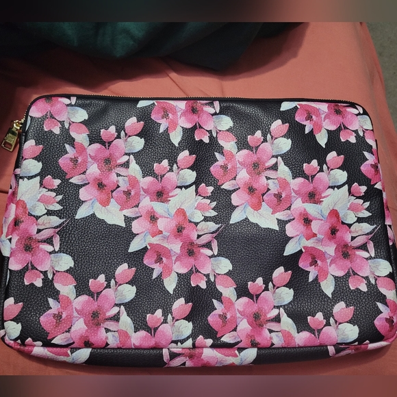 Steve Madden Accessories - Steve Madden Laptop Sleeve, black/pink floral with gold zipper